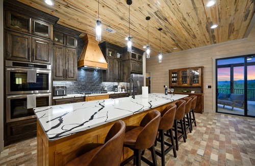 Pickens Cabina | Whiskey Lullaby: Spacious 5-Bedroom with Pool View and Game Room.