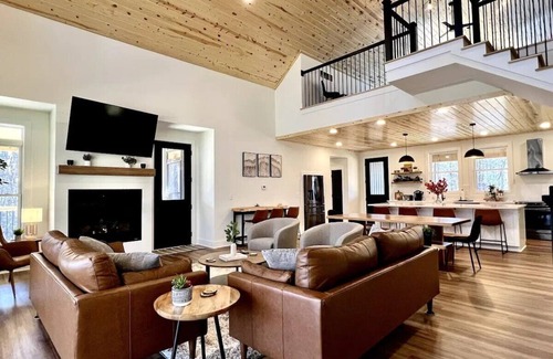 Logan Casa | Whiskey Ridge Cabins- Hocking Hills Luxury Cabin