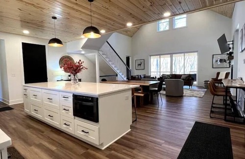 Logan Casa | Whiskey Ridge Cabins- Hocking Hills Luxury Cabin