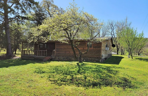 Mena Cabina | Whiskey Ridge Retreat a Cozy Pet and Family Friendly Getaway