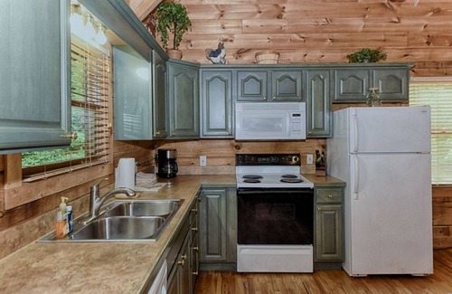 Townsend Cabina | Whisper Creek 2 Bedroom Cabin by RedAwning