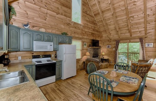 Townsend Cabina | Whisper Creek 2 Bedroom Cabin by RedAwning