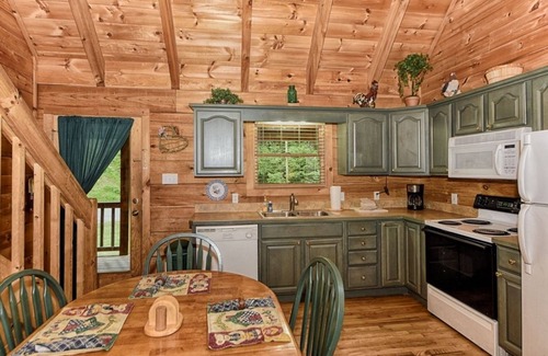 Townsend Cabina | Whisper Creek 2 Bedroom Cabin by RedAwning