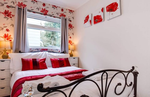 Llanllwchaiarn Chalet De Esquí | Whispering Creek in the beautiful New Quay