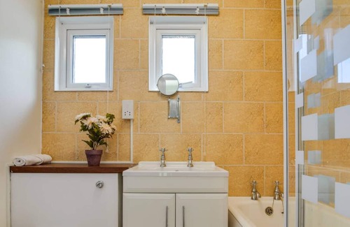 Llanllwchaiarn Chalet De Esquí | Whispering Creek in the beautiful New Quay