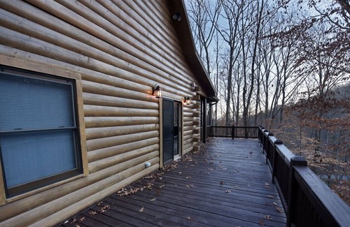 Ridges Over the Lake Cabina | Whispering Creek Lodge- Close to Lake Blue Ridge-5br/3ba Hot tub, wifi