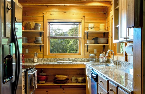 Saluda Cabina | Whispering Falls Cabin - hot tub, views, 15 acres, minutes from Main St.