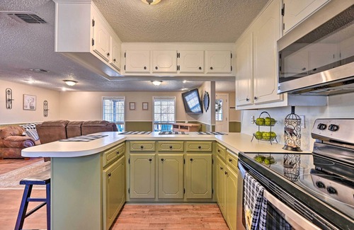 Broken Bow Cabaña | 'Whispering Oaks' Broken Bow Cottage Near Hiking!