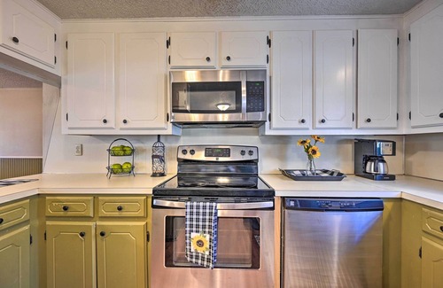 Broken Bow Cabaña | 'Whispering Oaks' Broken Bow Cottage Near Hiking!