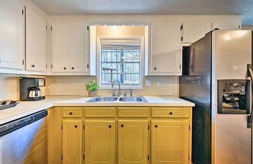 Broken Bow Cabaña | 'Whispering Oaks' Broken Bow Cottage Near Hiking!