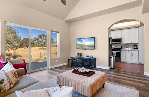 Paso Robles Casa | Whispering Oaks Cottage: Hot Tub Game Room Pets OK