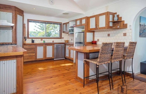 Malua Bay Casa | Whispering Palms - Ocean Views