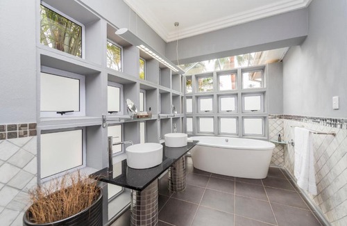 Humewood Casa | Whispering Palms