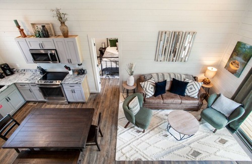 Sevierville Cabina | Whispering Pine w/ Lake Access, Hot Tub, Foosball!