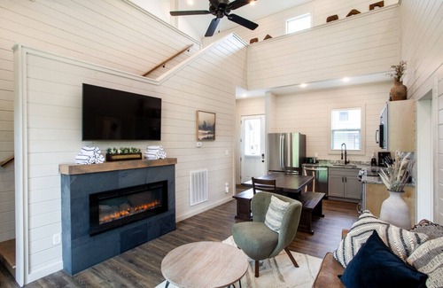 Sevierville Cabina | Whispering Pine w/ Lake Access, Hot Tub, Foosball!