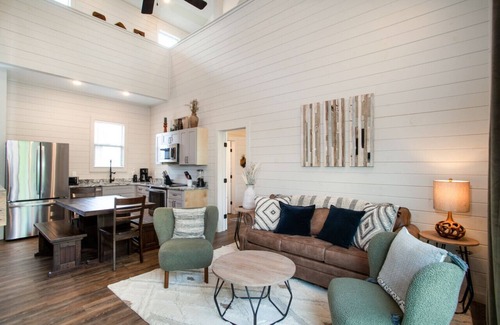 Sevierville Cabina | Whispering Pine w/ Lake Access, Hot Tub, Foosball!