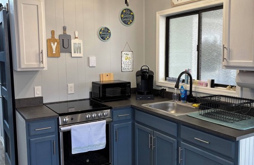 Pipestem Cabina | Whispering Pines - a Charming 2-bedroom cabin with WiFi, AC in serene Pipestem