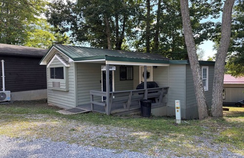 Pipestem Cabina | Whispering Pines - a Charming 2-bedroom cabin with WiFi, AC in serene Pipestem