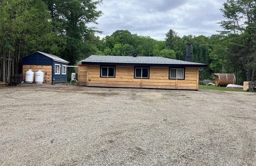 Algoma District Cabaña | Whispering Pines Cottage