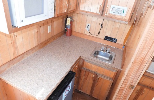 Leasburg Cabina | Whispering Pines Group cabin rental near Meramec River