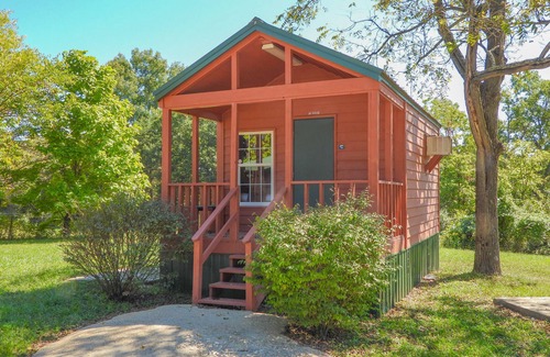 Leasburg Cabina | Whispering Pines Group cabin rental near Meramec River