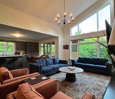 Lake of Bays Villa | Whispering Pines Muskoka 3BR 3 Ensuite Baths
