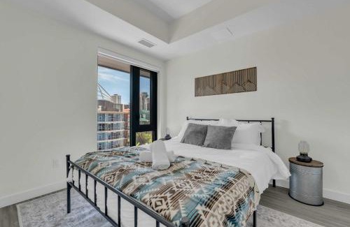 Eau Claire Apartamento | Whispering Pines Retreat DT Getaway & Skyline Views