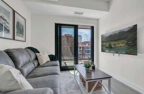 Eau Claire Apartamento | Whispering Pines Retreat DT Getaway & Skyline Views