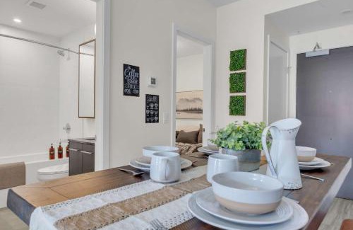 Eau Claire Apartamento | Whispering Pines Retreat DT Getaway & Skyline Views