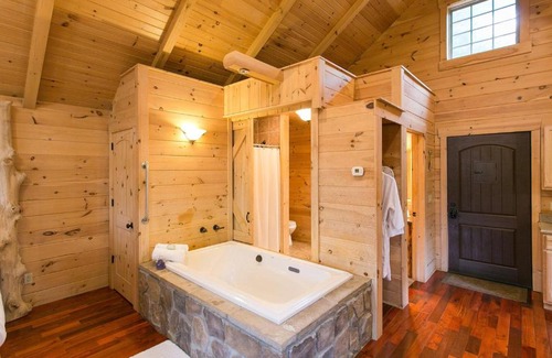 Millersburg Casa | Whispering Pines Treehouse by Amish Country Lodging