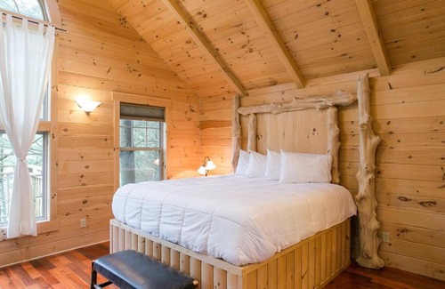 Millersburg Casa | Whispering Pines Treehouse by Amish Country Lodging