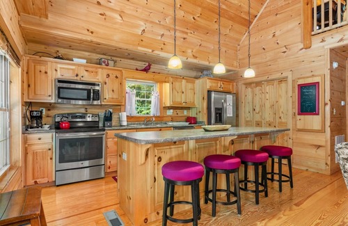 Hendersonville Cabina | Cabaña privada, 2 dormitorios / 2 baños con bañera de hidromasaje en 5 acres privados