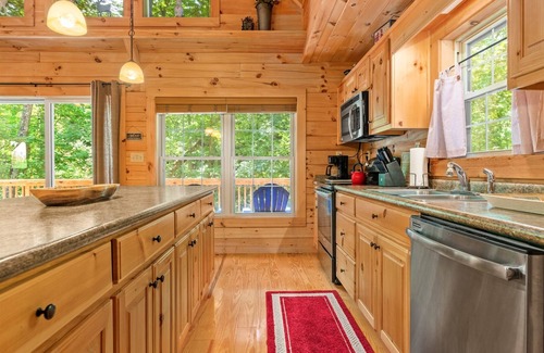 Hendersonville Cabina | Cabaña privada, 2 dormitorios / 2 baños con bañera de hidromasaje en 5 acres privados