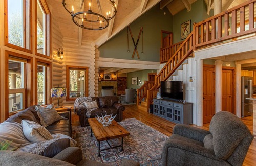 Sugar Grove Cabina | Whispering Willow - 3bd/3.5 bath, hot tub, game tables, views, near original Mast General Store