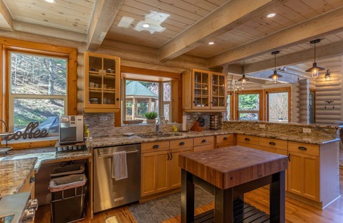 Sugar Grove Cabina | Whispering Willow - 3bd/3.5 bath, hot tub, game tables, views, near original Mast General Store