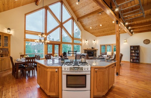 Leavenworth Casa | Whisperwood Lodge - Custom Country Lodge