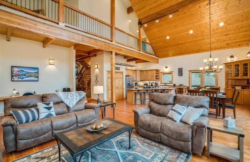 Leavenworth Casa | Whisperwood Lodge - Custom Country Lodge