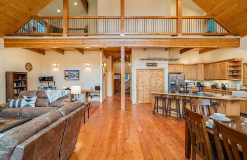 Leavenworth Casa | Whisperwood Lodge - Custom Country Lodge
