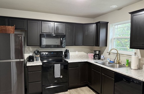 Downtown Branson Casa | Whistle Inn-Minutes to Landing, Train, Shopping, Convention, Lake, Distillery