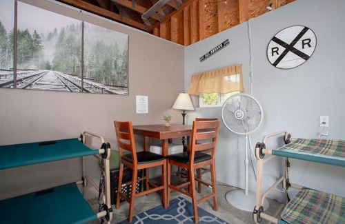 Leavenworth Otro | WHISTLE POST INN