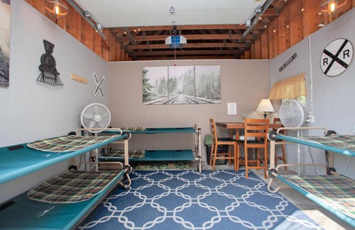 Leavenworth Otro | WHISTLE POST INN