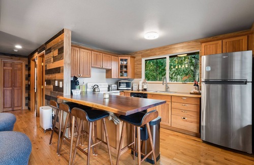 Gold Bar Cabina | Whistling River Cabin in Gold Bar, WA, RiverFront, Mountain View, Pets.