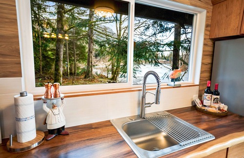 Gold Bar Cabina | Whistling River Cabin in Gold Bar, WA, RiverFront, Mountain View, Pets.