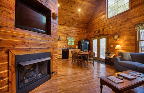 Bristol Cabina | Whistling Timbers Cabin, <1 mile from S. Holston River/Dam, pet-friendly w/fee