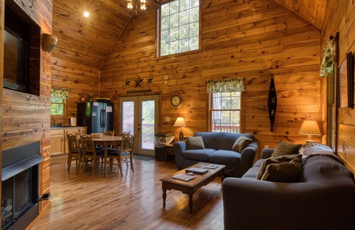 Bristol Cabina | Whistling Timbers Cabin, <1 mile from S. Holston River/Dam, pet-friendly w/fee