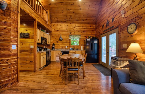 Bristol Cabina | Whistling Timbers Cabin, <1 mile from S. Holston River/Dam, pet-friendly w/fee