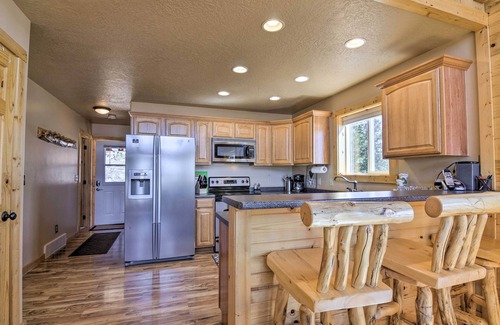Meadow View Heights Cabina | Whistling Woods Cabin: Meadow Views + Gas Grill!