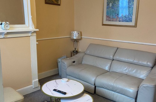 Bolton Casa | White and Sandstone Astley Bridge-charming Family
