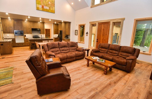 Bear Basin Estates Casa | White Bark Lodge - Secluded - 8 person Hot Tub - Fire Pit - WiFi