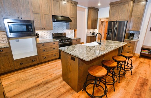 Bear Basin Estates Casa | White Bark Lodge - Secluded - 8 person Hot Tub - Fire Pit - WiFi